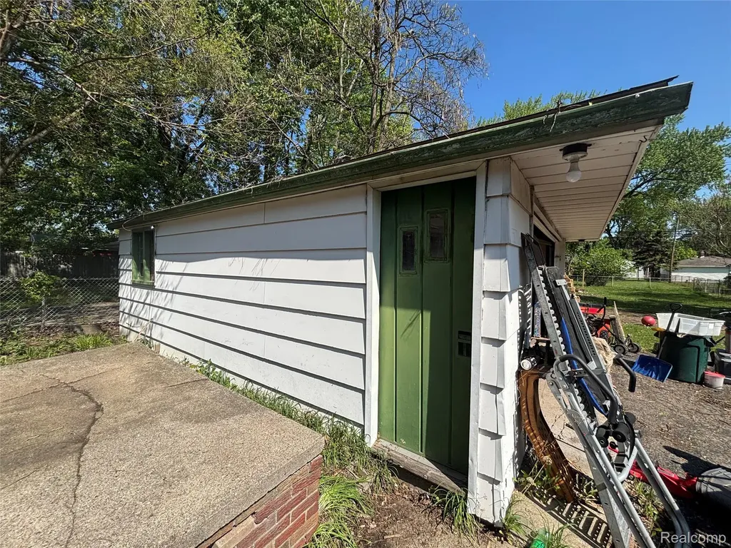 915 E 14 Mile Road Clawson City MI 48017