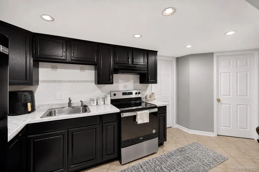 38031 Charwood Drive Sterling Heights City MI 48312