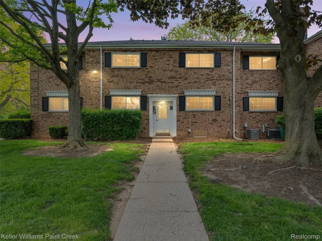 685 E Fox Hills Drive Bloomfield Hills City MI 48304