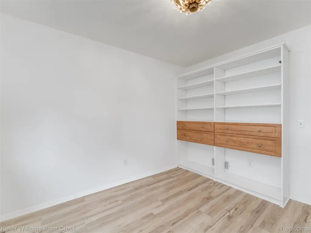 685 E Fox Hills Drive Bloomfield Hills City MI 48304