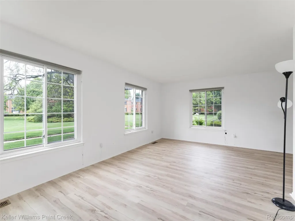 685 E Fox Hills Drive Bloomfield Hills City MI 48304