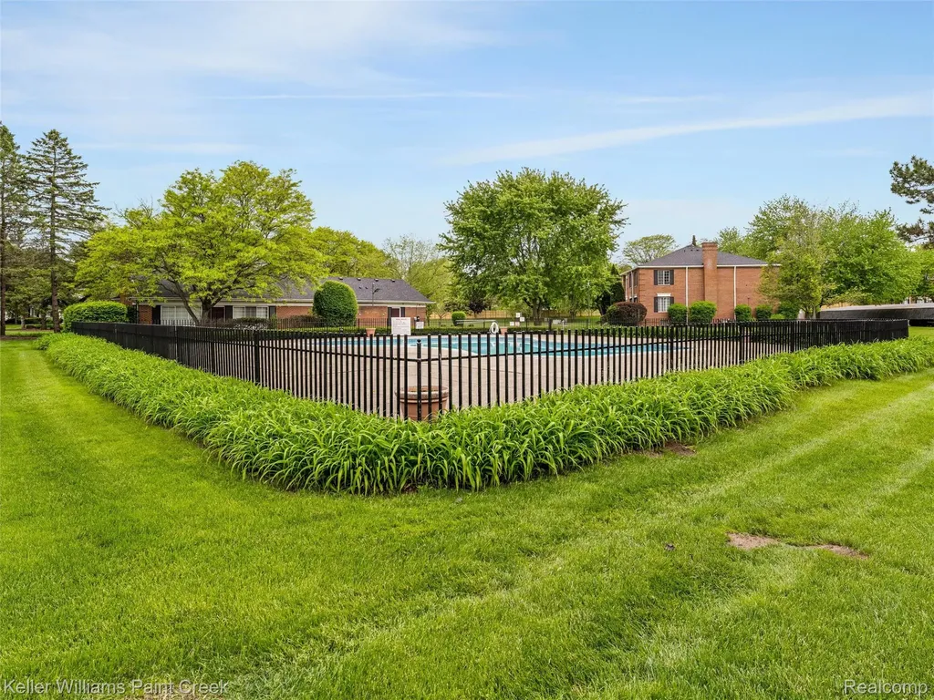 685 E Fox Hills Drive Bloomfield Hills City MI 48304