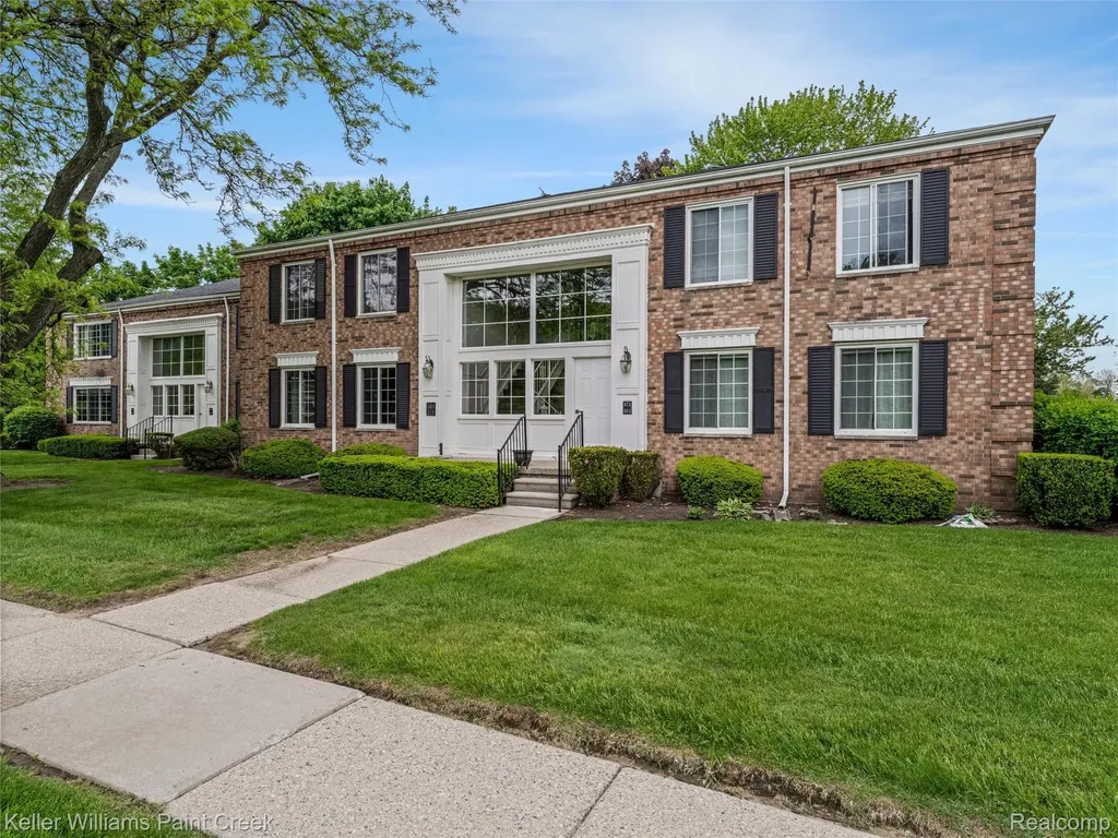 685 E Fox Hills Drive Bloomfield Hills City MI 48304