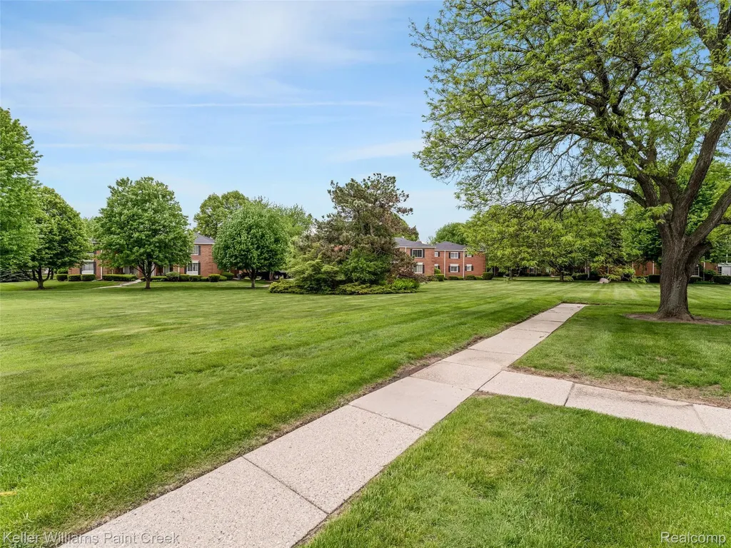 685 E Fox Hills Drive Bloomfield Hills City MI 48304