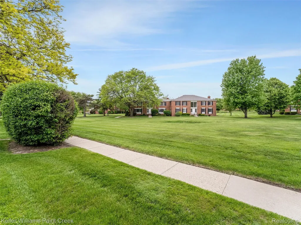 685 E Fox Hills Drive Bloomfield Hills City MI 48304