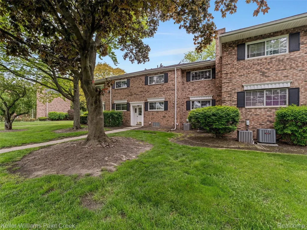 685 E Fox Hills Drive Bloomfield Hills City MI 48304