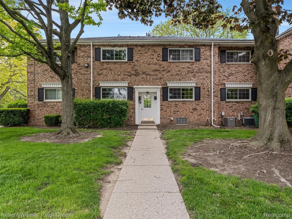 685 E Fox Hills Drive Bloomfield Hills City MI 48304