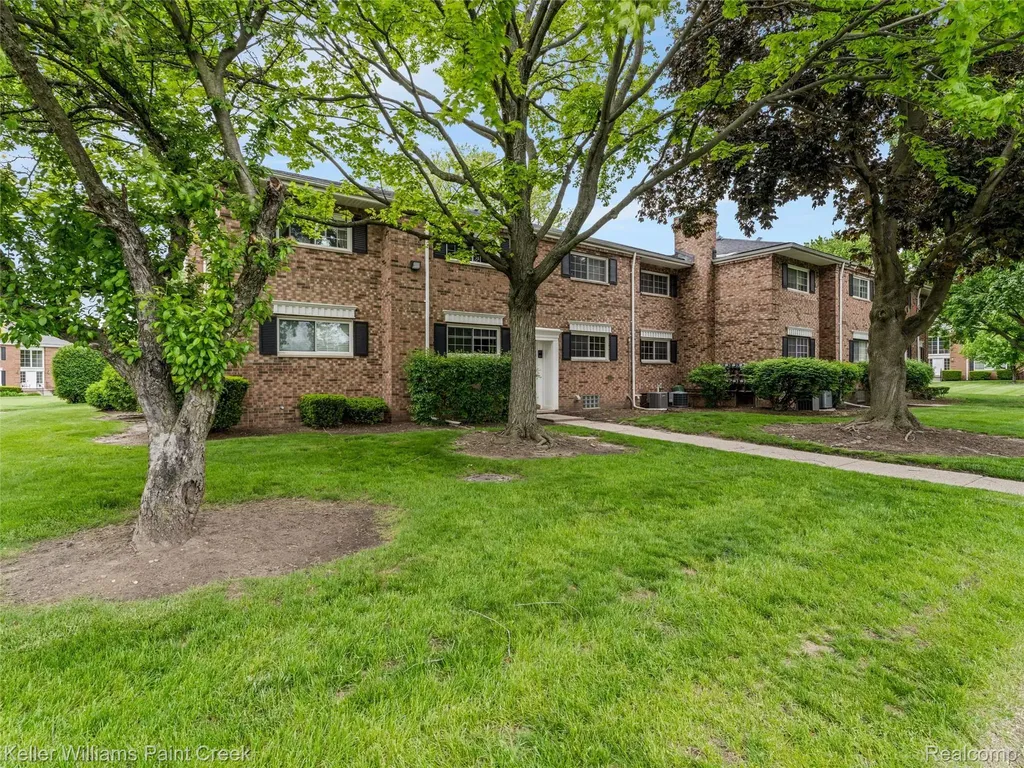 685 E Fox Hills Drive Bloomfield Hills City MI 48304
