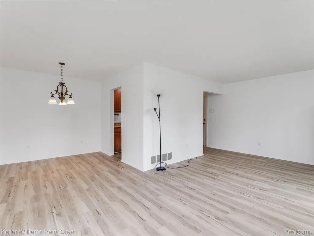 685 E Fox Hills Drive Bloomfield Hills City MI 48304