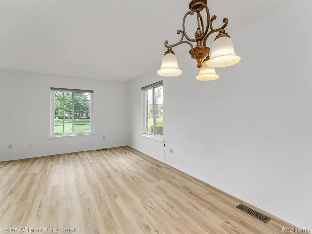 685 E Fox Hills Drive Bloomfield Hills City MI 48304