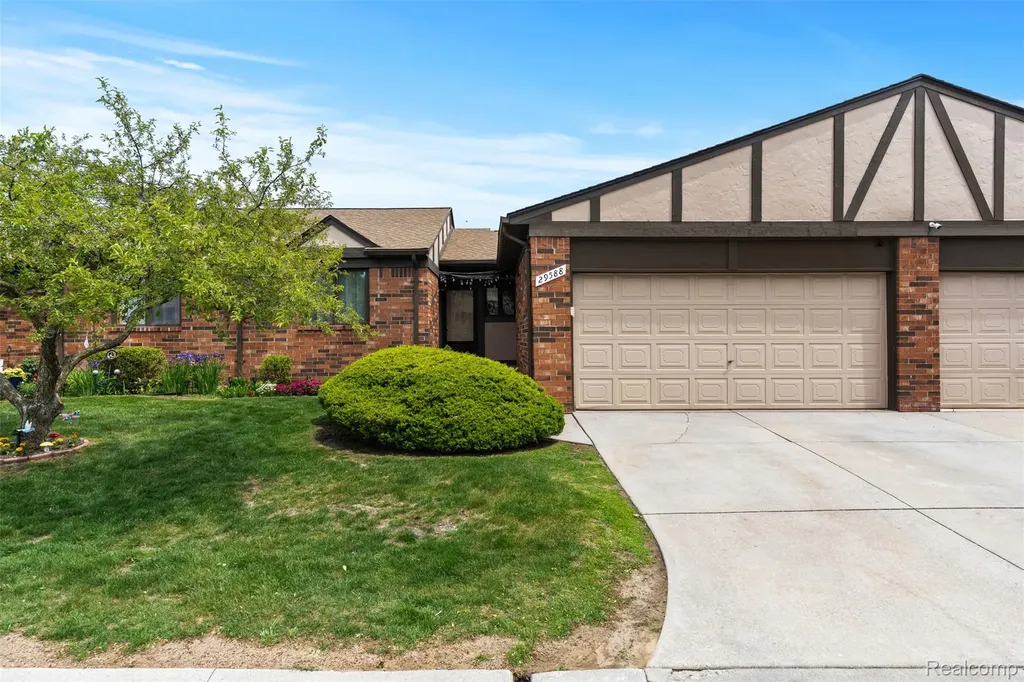 29588 Sycamore Drive Warren City MI 48092