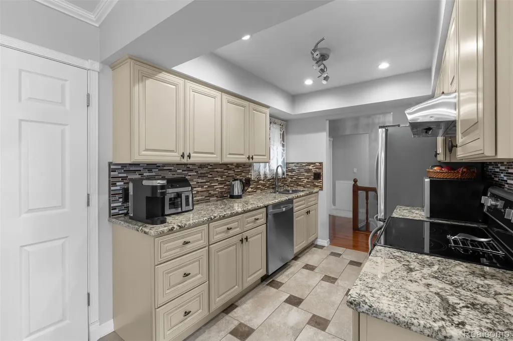 29588 Sycamore Drive Warren City MI 48092