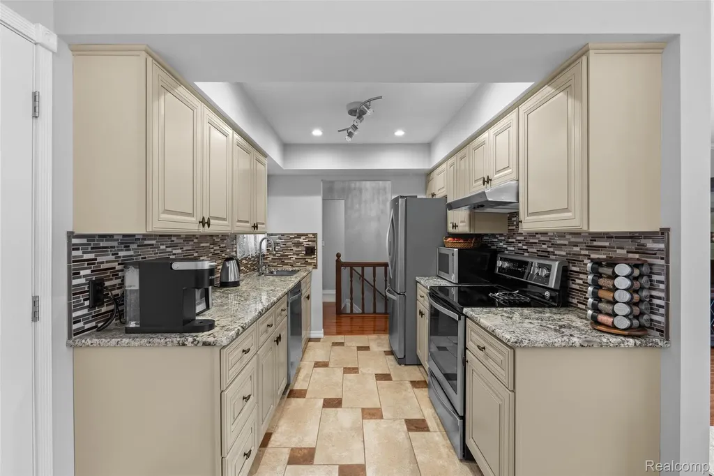 29588 Sycamore Drive Warren City MI 48092