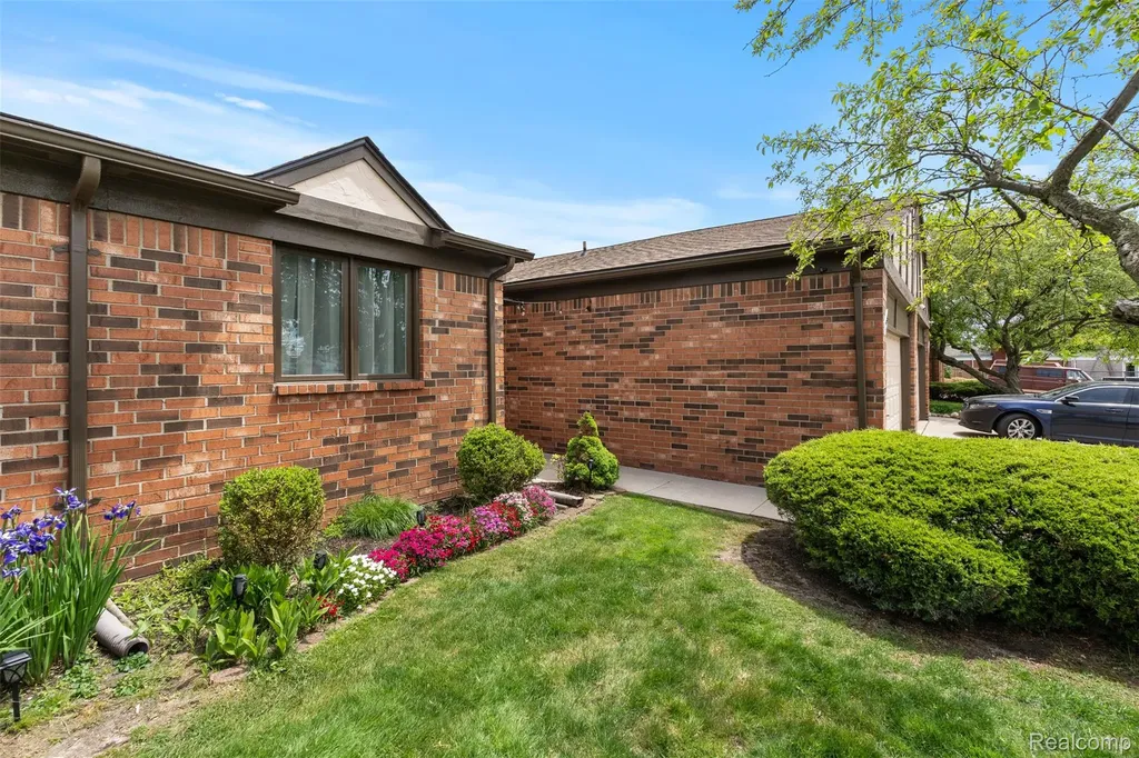 29588 Sycamore Drive Warren City MI 48092