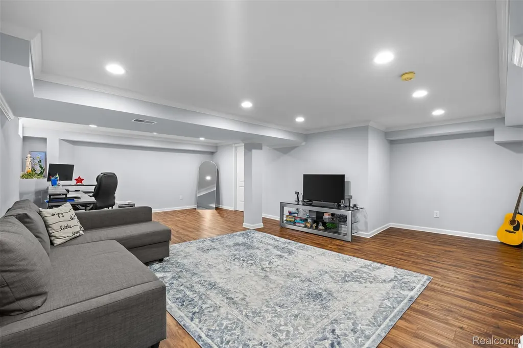 29588 Sycamore Drive Warren City MI 48092