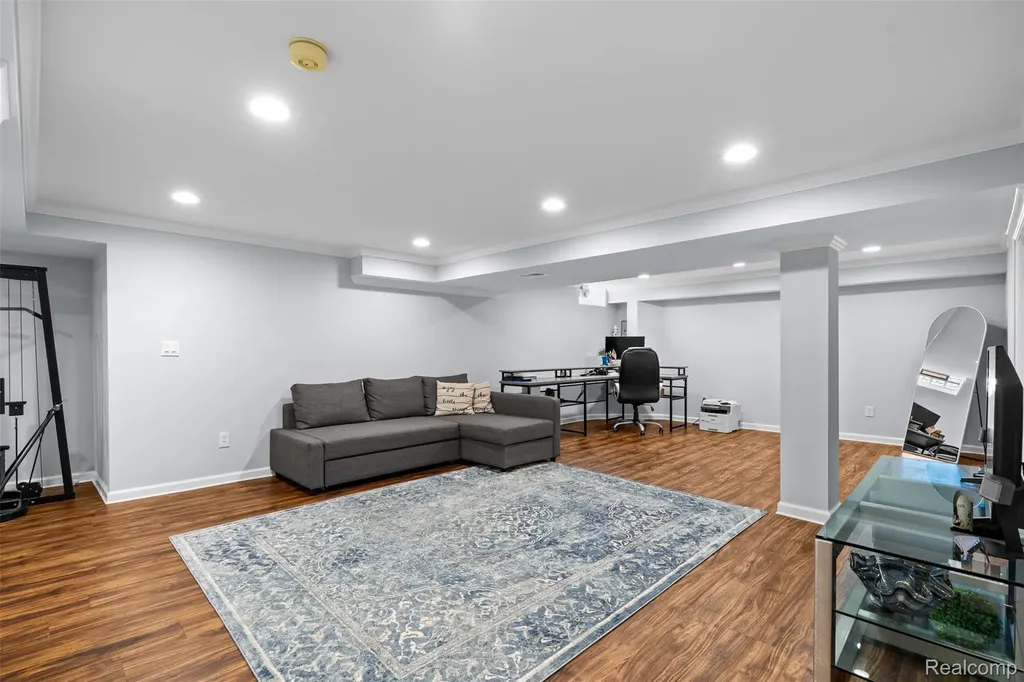 29588 Sycamore Drive Warren City MI 48092