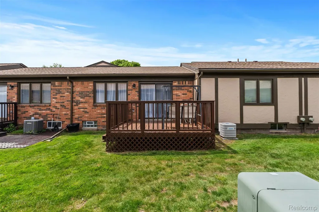29588 Sycamore Drive Warren City MI 48092