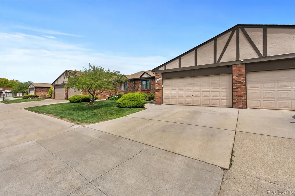 29588 Sycamore Drive Warren City MI 48092