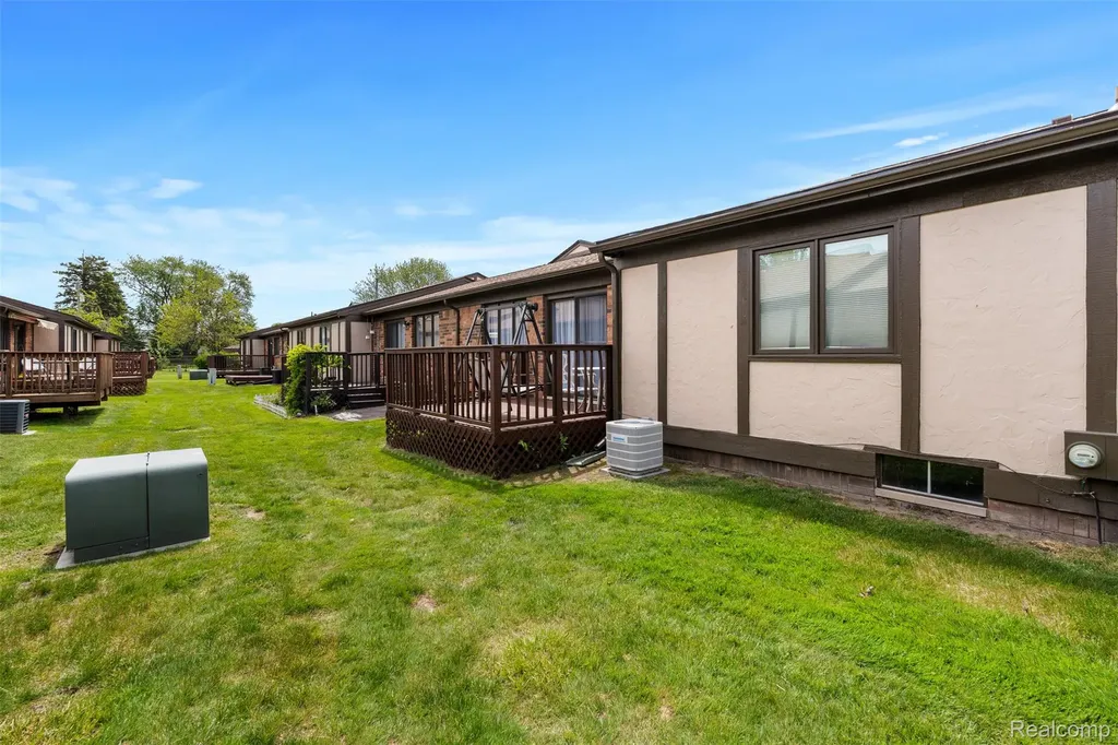 29588 Sycamore Drive Warren City MI 48092