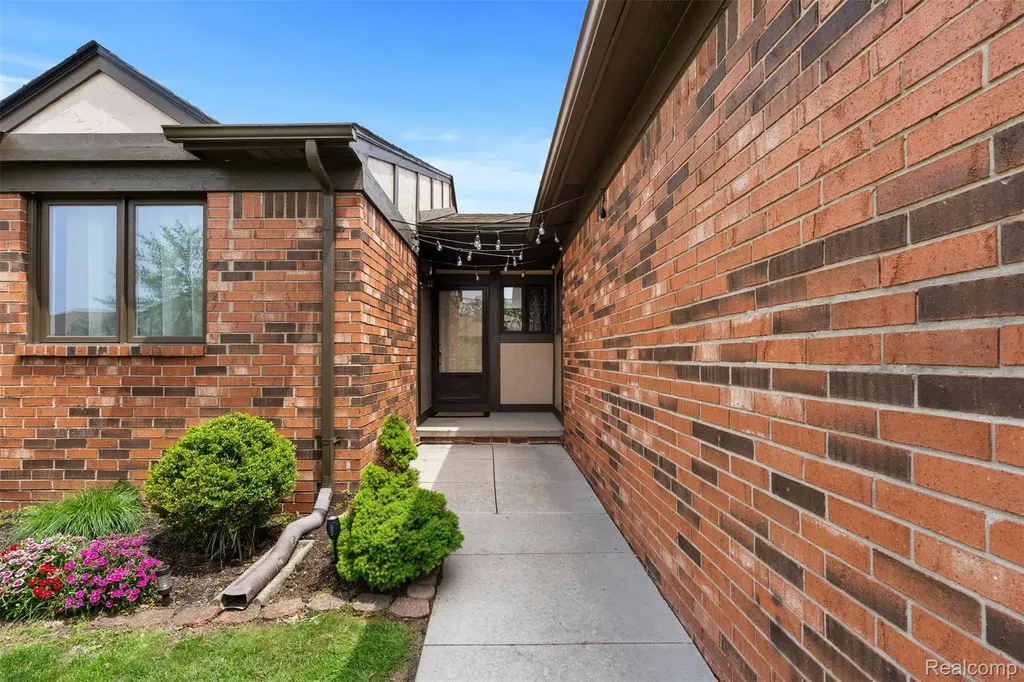 29588 Sycamore Drive Warren City MI 48092