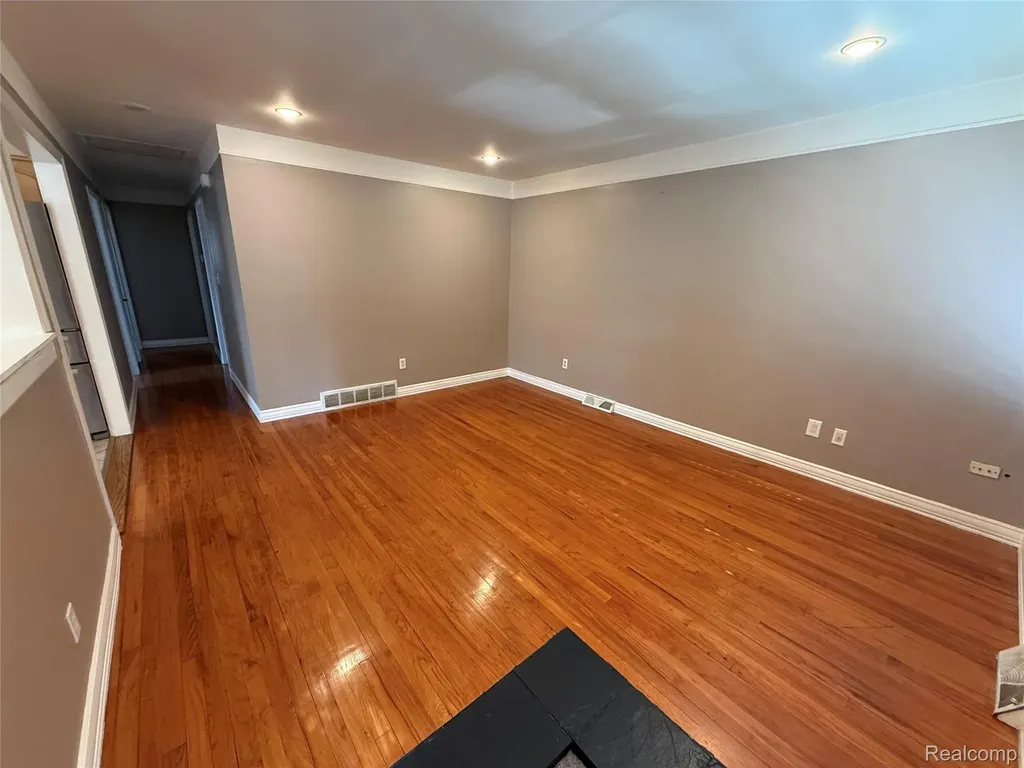 6484 Drexel Street Dearborn Heights City MI 48127