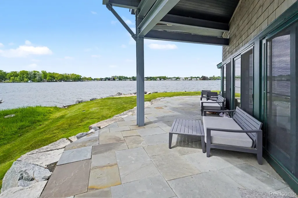 12410 Woodhull Landing Fenton Charter Township MI 48430