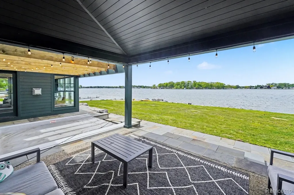 12410 Woodhull Landing Fenton Charter Township MI 48430