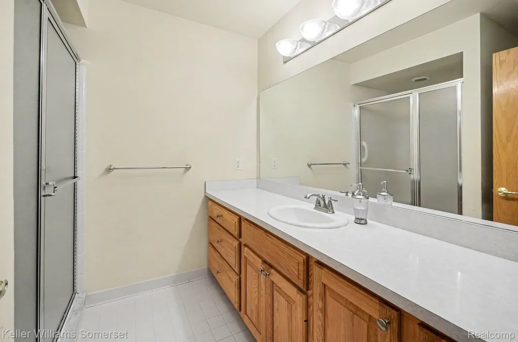 4432 Thornwood Court Warren City MI 48092