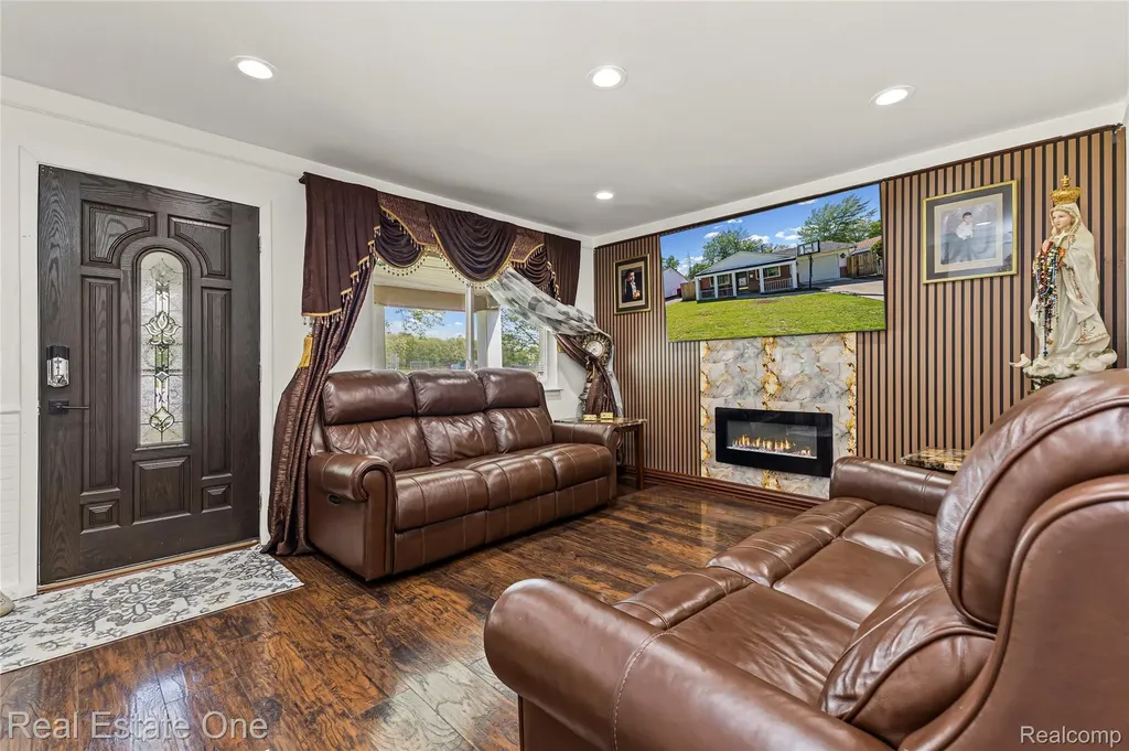 27445 Lorenz Street Madison Heights City MI 48071