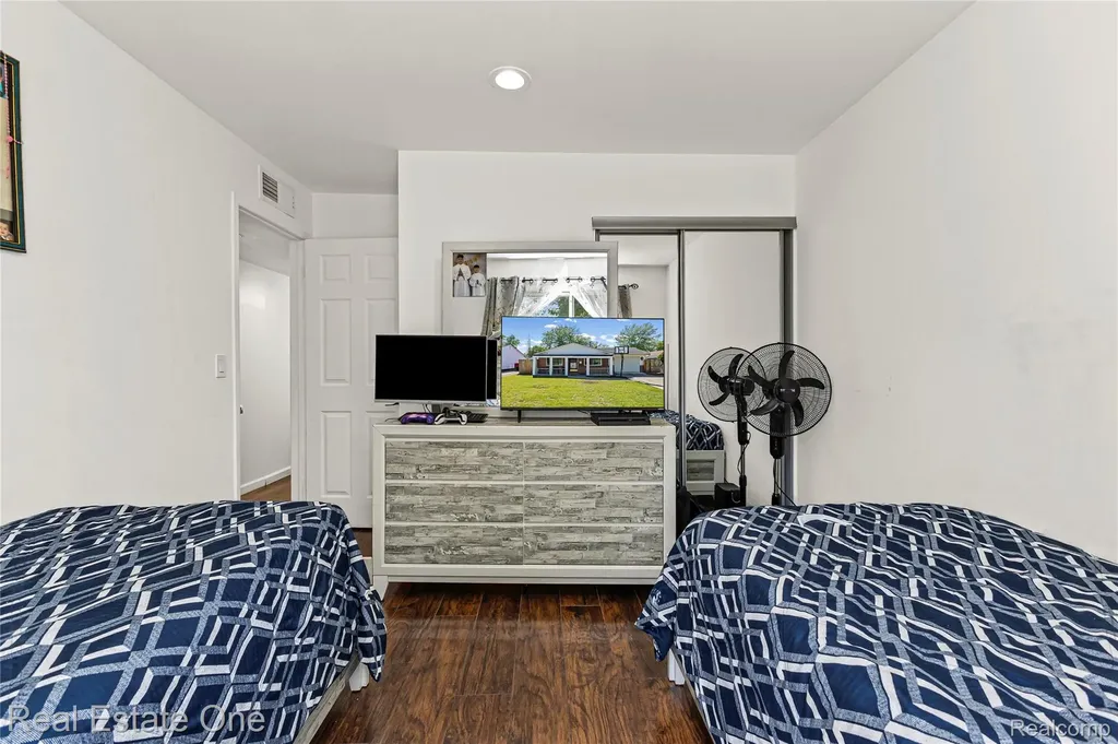 27445 Lorenz Street Madison Heights City MI 48071