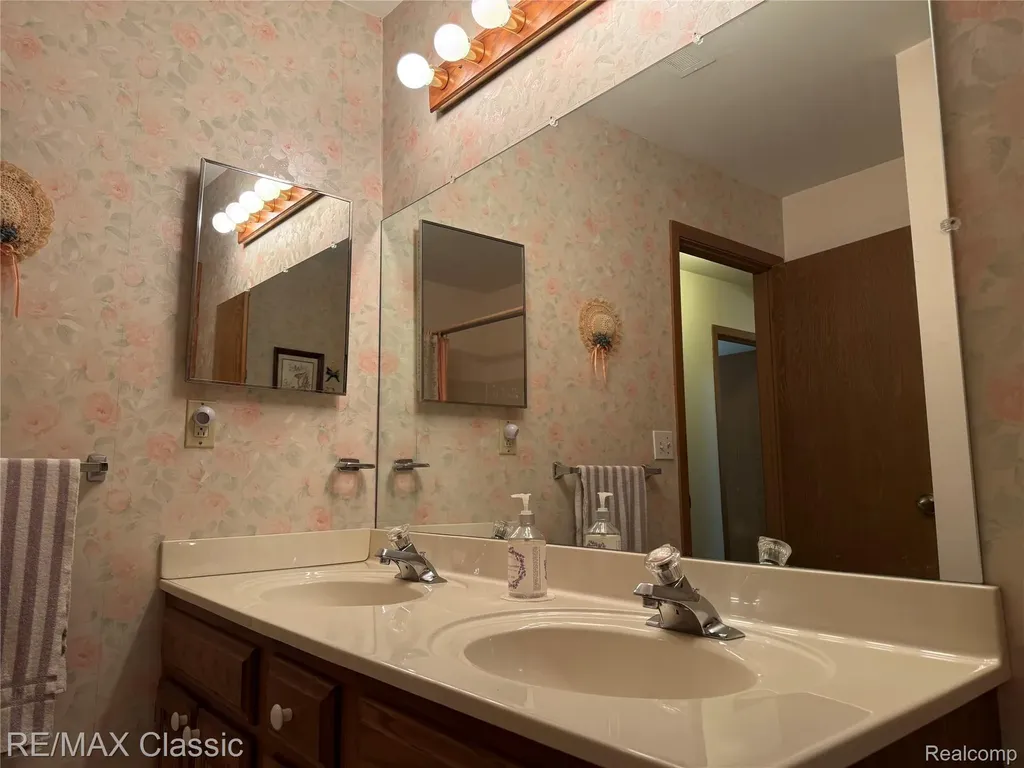 7806 Manor Circle Westland City MI 48185