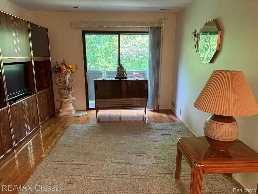7806 Manor Circle Westland City MI 48185