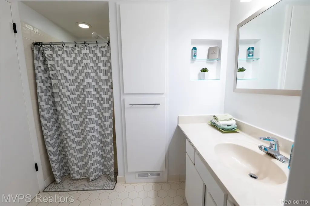 804 S Oak Brook Ridge Drive Rochester Hills City MI 48307