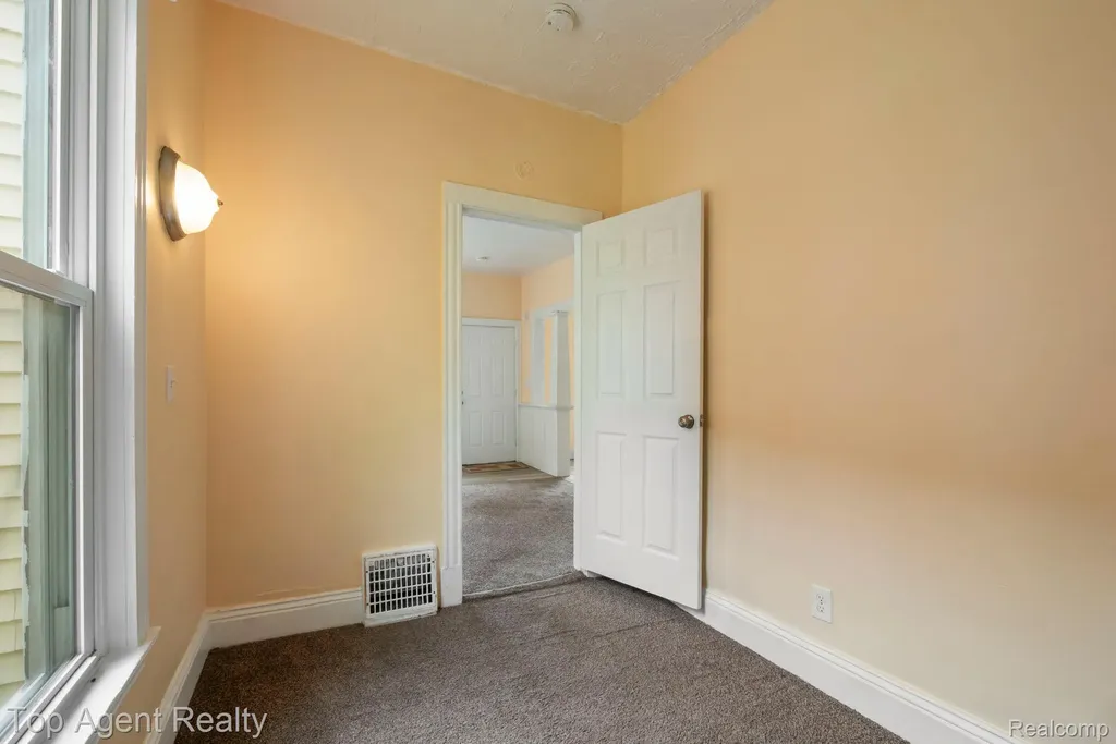 50 Henderson Street Pontiac City MI 48341