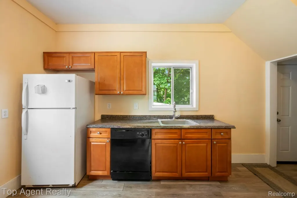 50 Henderson Street Pontiac City MI 48341