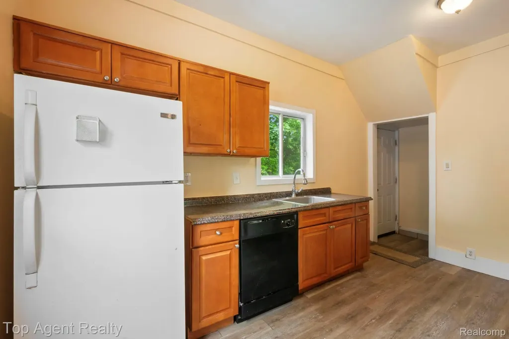 50 Henderson Street Pontiac City MI 48341