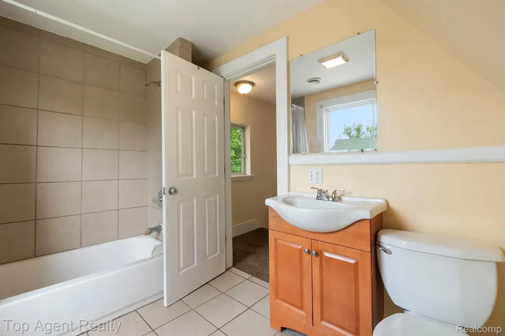 50 Henderson Street Pontiac City MI 48341
