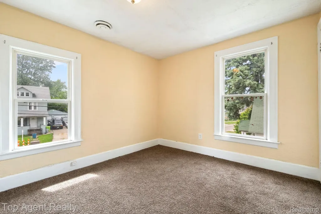 50 Henderson Street Pontiac City MI 48341