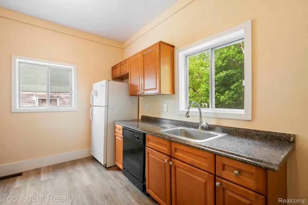 50 Henderson Street Pontiac City MI 48341