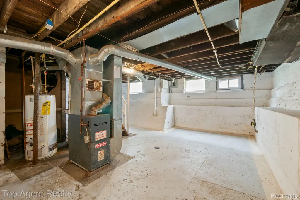 50 Henderson Street Pontiac City MI 48341
