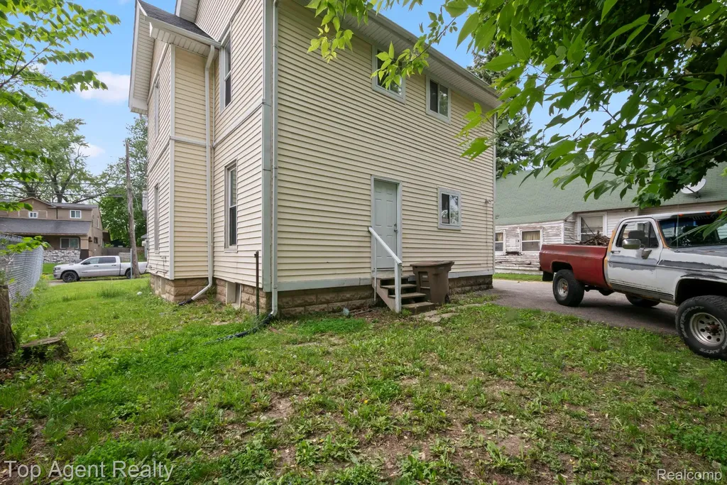 50 Henderson Street Pontiac City MI 48341