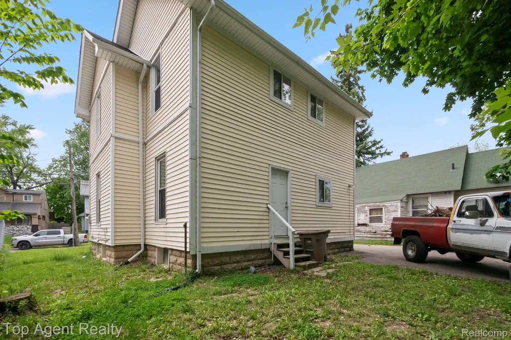 50 Henderson Street Pontiac City MI 48341