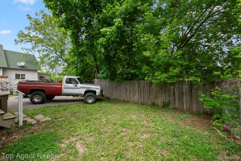 50 Henderson Street Pontiac City MI 48341