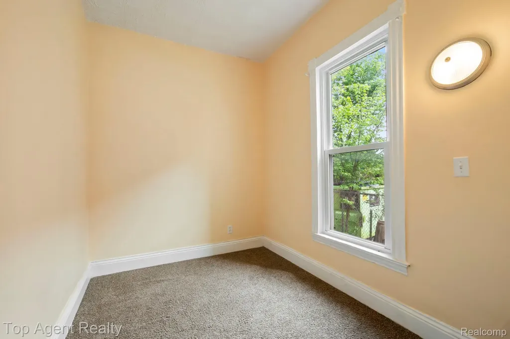 50 Henderson Street Pontiac City MI 48341
