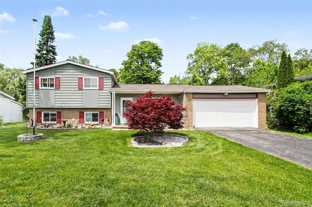 829 Holly Bush Drive Holly Village MI 48442