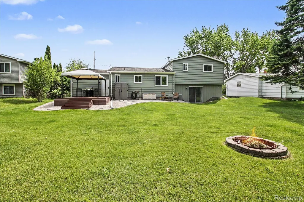 829 Holly Bush Drive Holly Village MI 48442