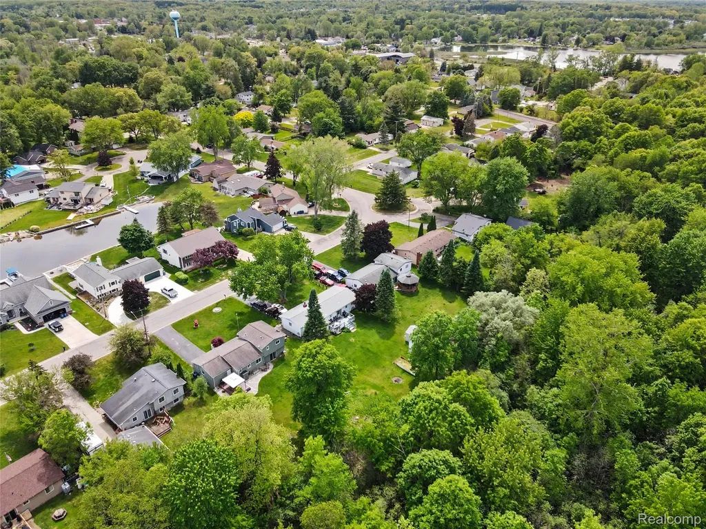 829 Holly Bush Drive Holly Village MI 48442