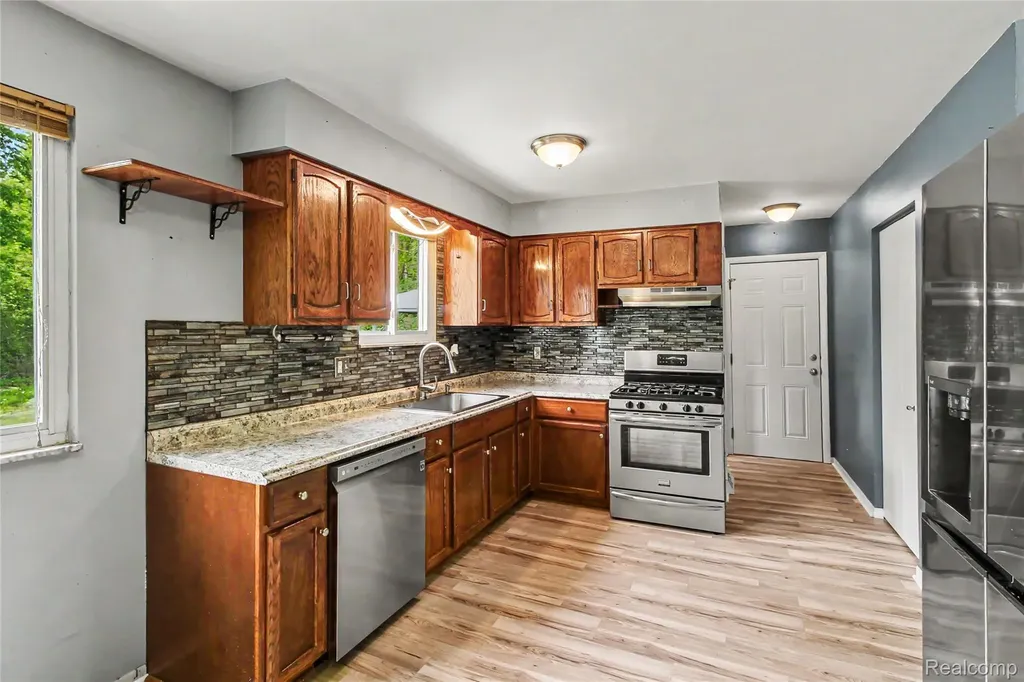 829 Holly Bush Drive Holly Village MI 48442