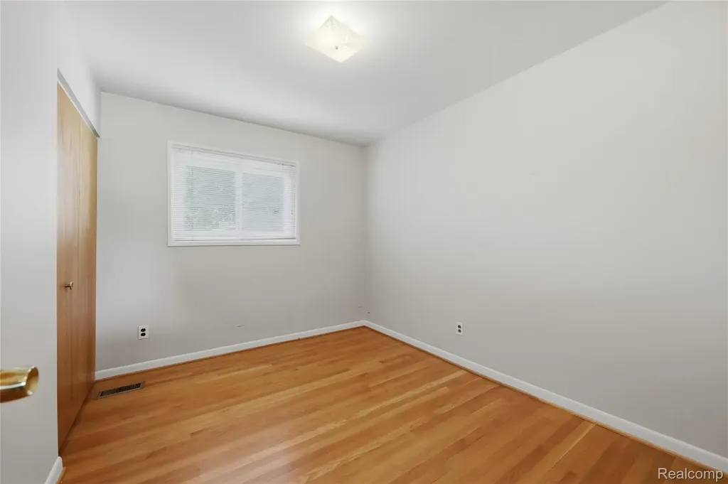 348 Sonia Avenue Madison Heights City MI 48071