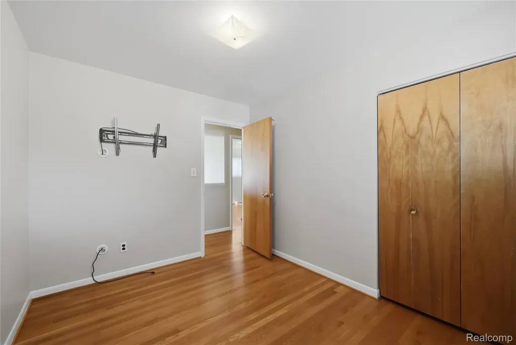 348 Sonia Avenue Madison Heights City MI 48071